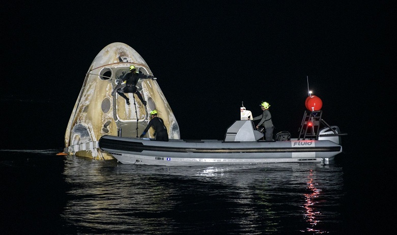 Космический корабль Crew Dragon успешно вернулся на Землю, и это стало первым за полстолетия ночным приводнением американского экипажа